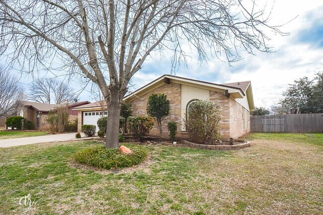 Building Photo - 5370 Hunters Cir