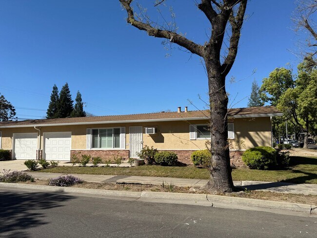 Foto del edificio - Two-bedroom with one car attached garage!
