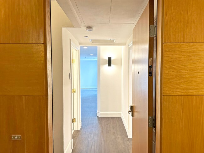 Building Photo - 10636 Wilshire - Luxury Doorman Building