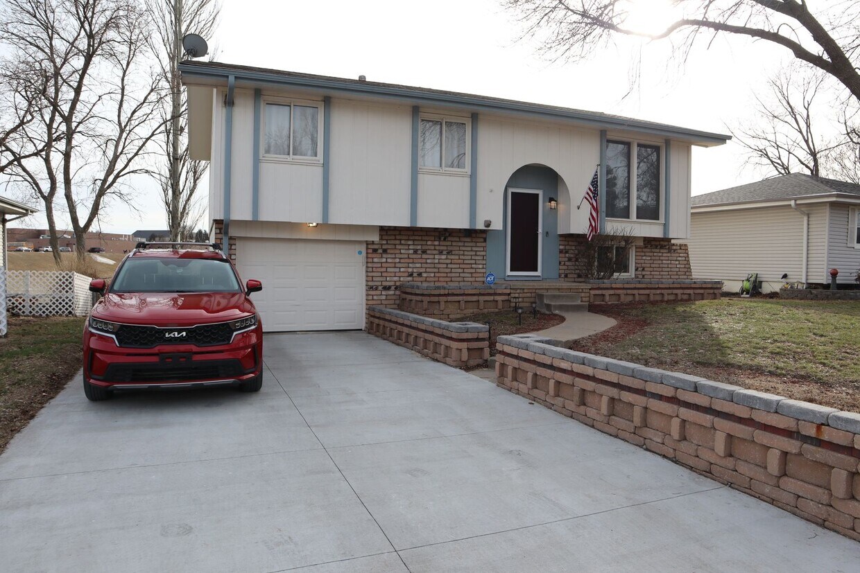8021 Marisu Ln, La Vista, NE 68128 House Rental in La Vista, NE