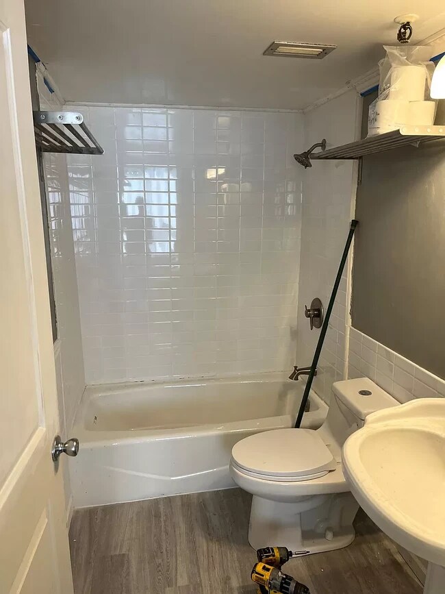Master Bath - 2499 Kapiolani Blvd