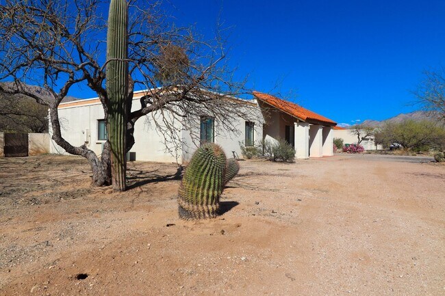 Building Photo - 3 Bedroom, 2.5 Bath