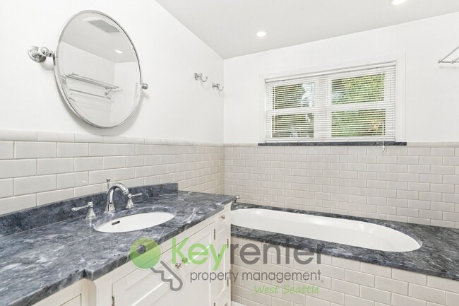 Foto del edificio - 4011 48th Ave SW