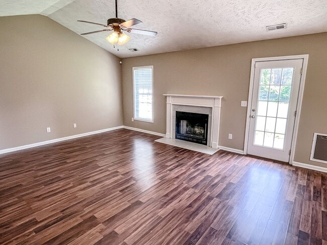 Building Photo - 3 Bed, 2 Bath Home on Corner Lot in Raeford
