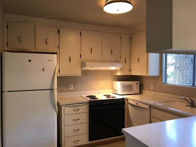 Building Photo - Great 2 bed 1 bath condo available in May!!