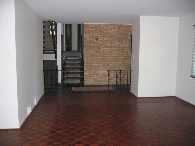 Living room w/Hardwood floors - 2585 Longmeadow Dr