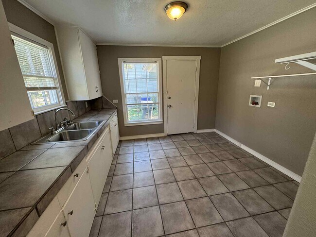 Foto del edificio - 3708 Sleeper Ave