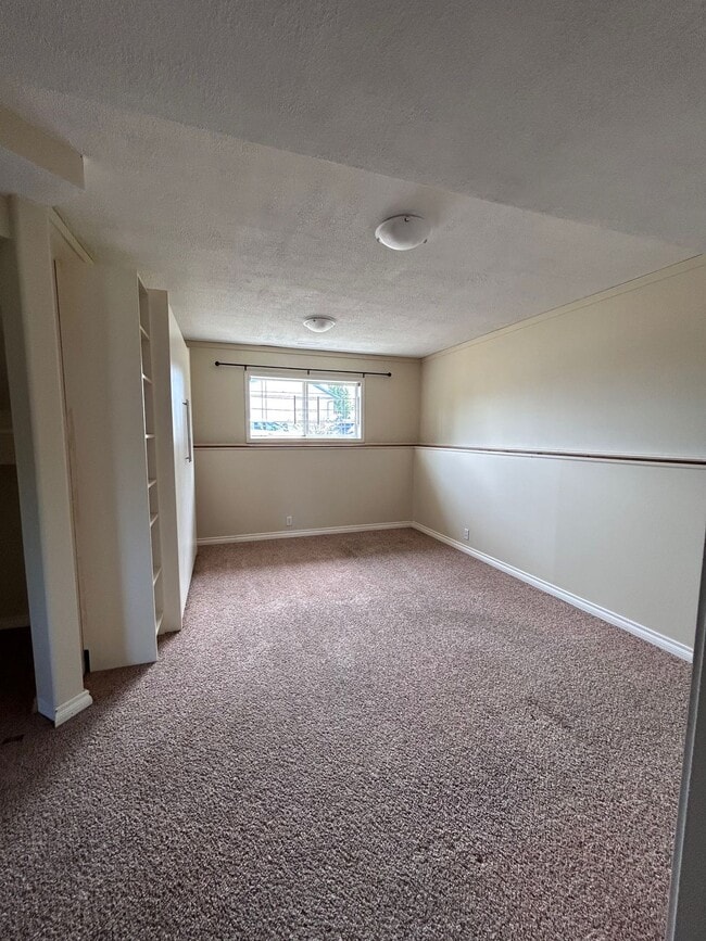 Building Photo - 4 Bed 3 Bath Unit in Red Deer, AB