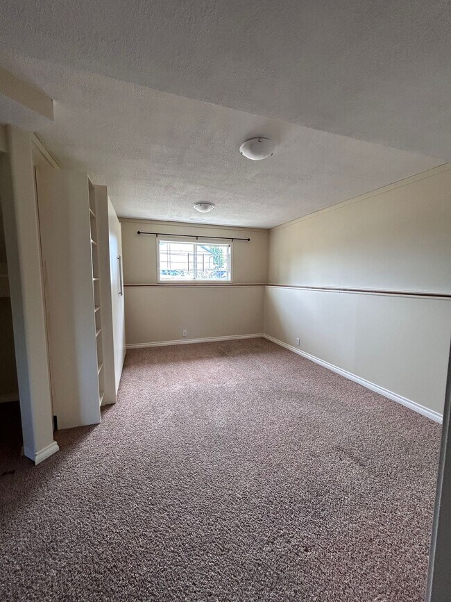 Photo du bâtiment - 4 Bed 3 Bath Unit in Red Deer, AB