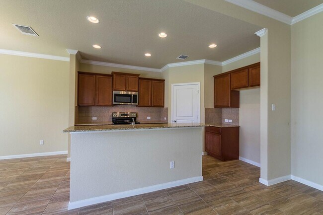 Foto del edificio - Spacious 4-Bedroom, 2-Bath Home in Hills o...