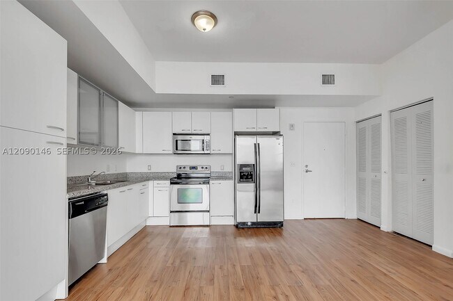 Foto del edificio - 1350 NW 8th Ct