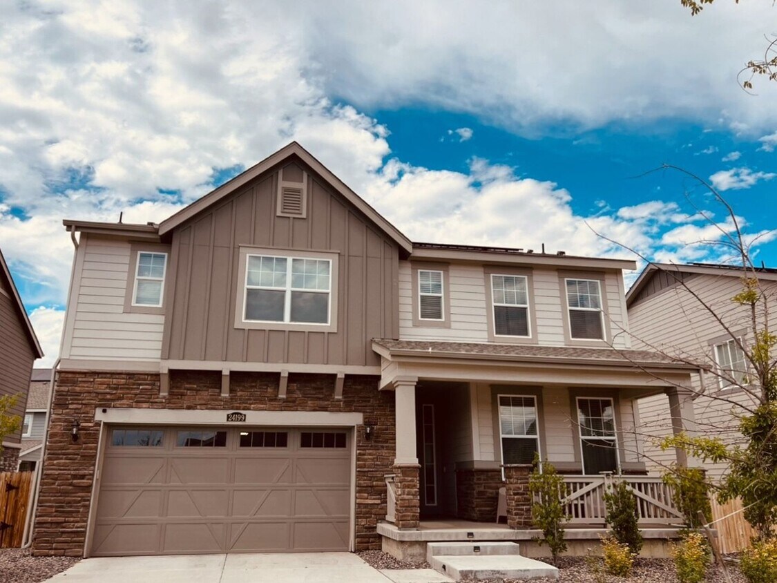 Foto principal - 5 Bedroom Single Family Home in Aurora