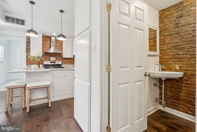 Building Photo - 801 S Rose St