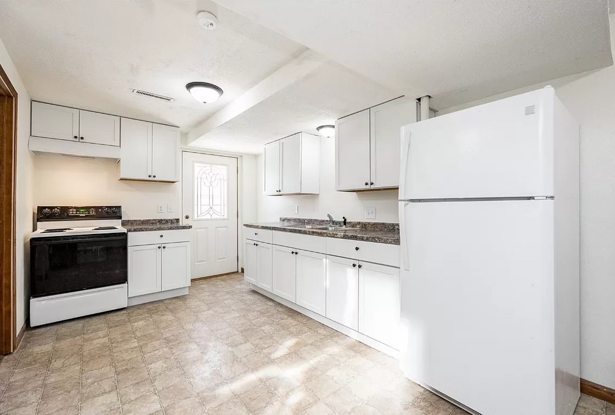 941 Dewey St Unit Lower, Iowa City, IA 52245 Apartments in Iowa City