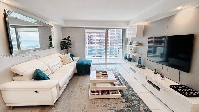 Foto del edificio - 5161 Collins Ave