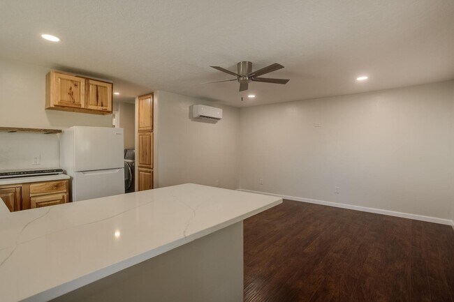 Foto del edificio - 501 El Paraiso Rd NW