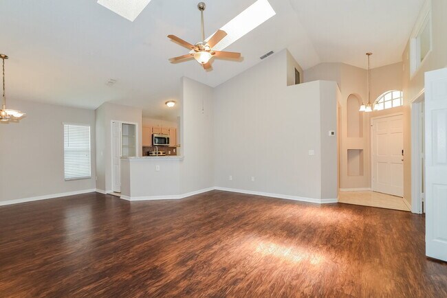 Foto del edificio - 996 Maple Ct