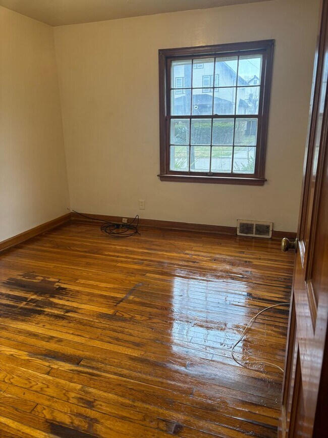 Building Photo - 3bd Single off Miles Cash Pay