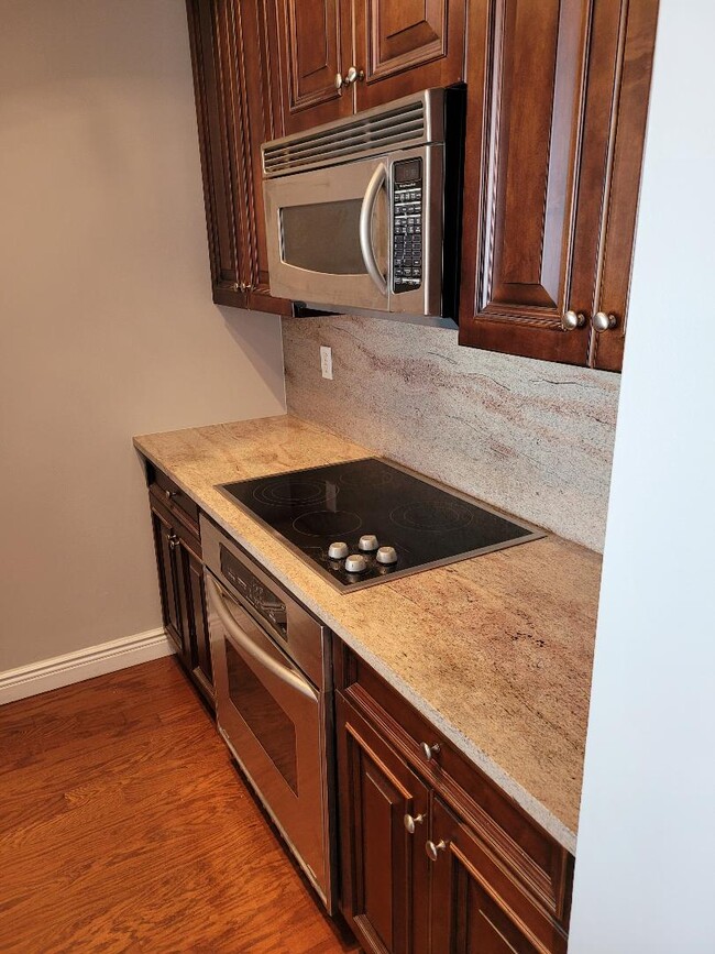 Building Photo - 20 2ND St