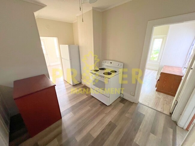 Building Photo - 4 bedrooms 2 bathrooms house for rent