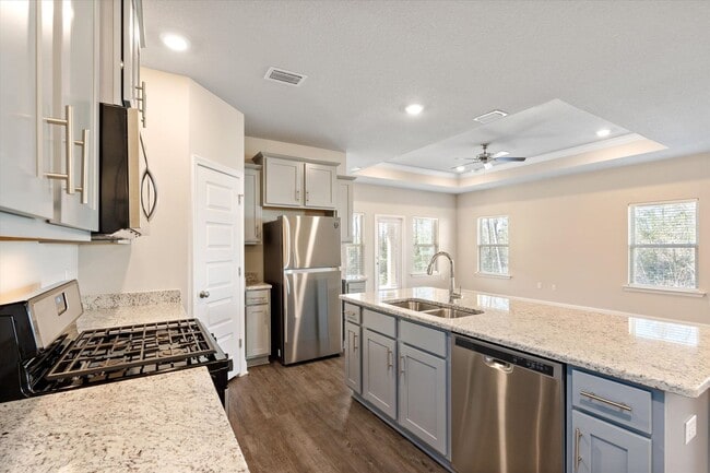 Foto del edificio - UPCOMING LISTING -WITH LAWNCARE- IN STONEBRIDGE