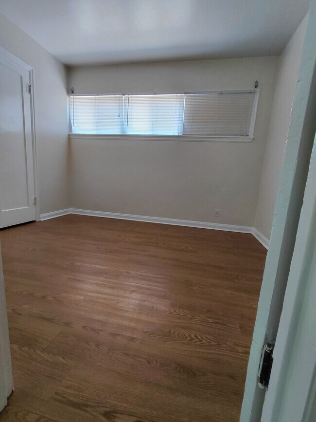 Dormitorio - 3050 Snyder Ave