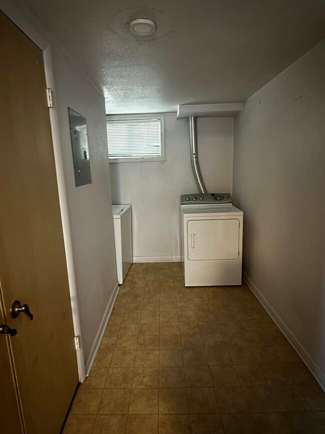 Building Photo - 2711 Orchard Dr
