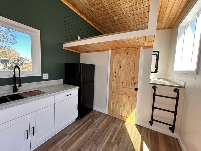 Foto del edificio - 2256 Buena Creek Rd