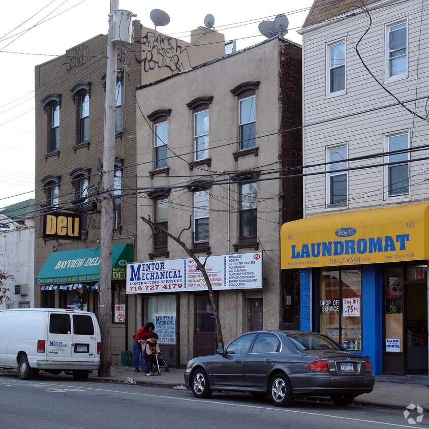 Building Photo - 854 Bay St
