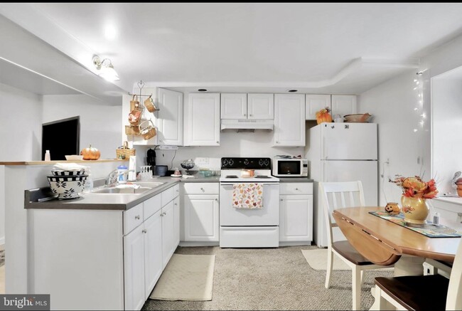 Kitchen - 404 S Mildred St