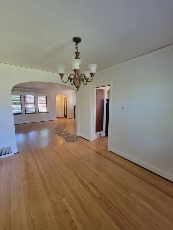Building Photo - 10529 S Eberhart Ave