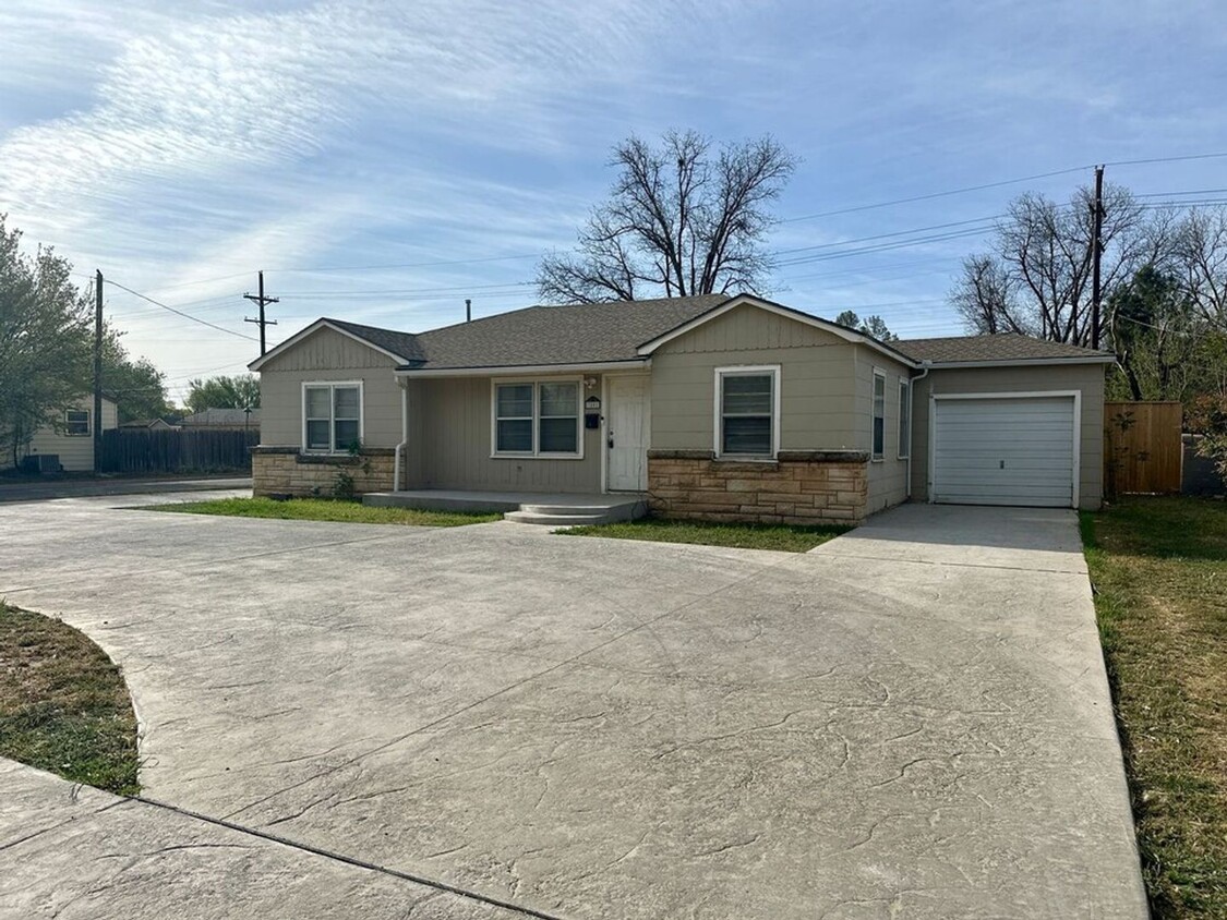 Primary Photo - Charming 3 Bedroom Home