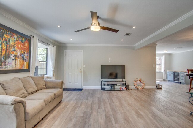 Foto del edificio - Modern and updated 3/ 2 bath ranch home in Old Hickory Subdivision of SW Pensacola Near NAS and P...