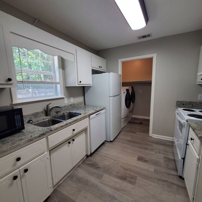Building Photo - Southern Comfort: Your Dream Rental Home i...
