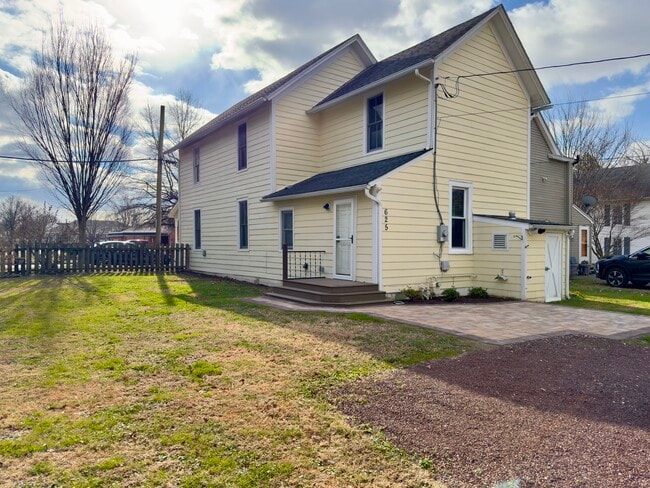 Building Photo - 625 Goldsborough St