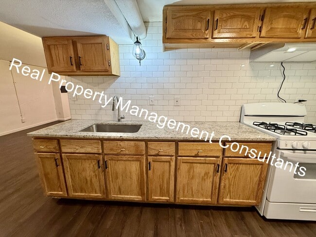 Building Photo - Cozy 2-Bedroom Lower-Level Home – All Util...