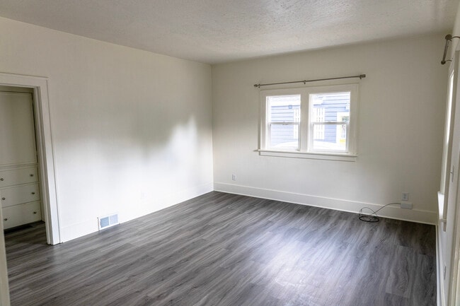 Building Photo - 1104 S Main Ave