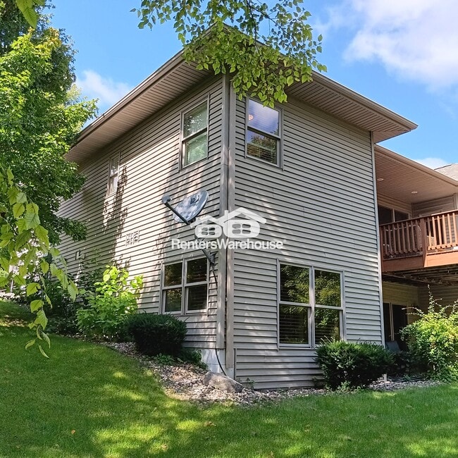 Building Photo - 1035 Bay Cir