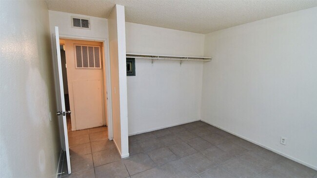 Foto del edificio - 2 Bed Apartment - NO PETS - 303 EASTMINIST...