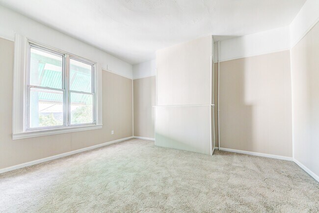 Foto del edificio - AVAILABLE NOW-  Spacious 3 bedroom with central a/c!