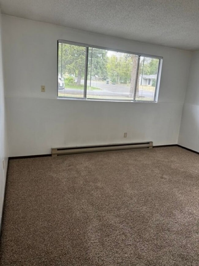 Building Photo - 4979-823/825 2nd St Duplex