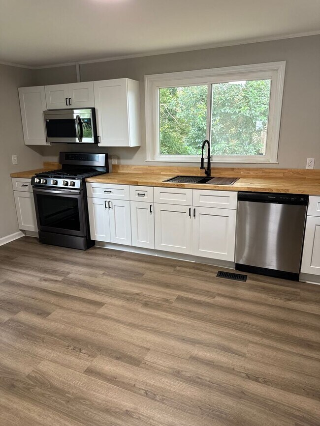 Building Photo - Charming 2-bed, 1-bath bungalow just steps...