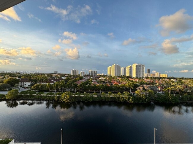 Building Photo - 3701 N Country Club Dr