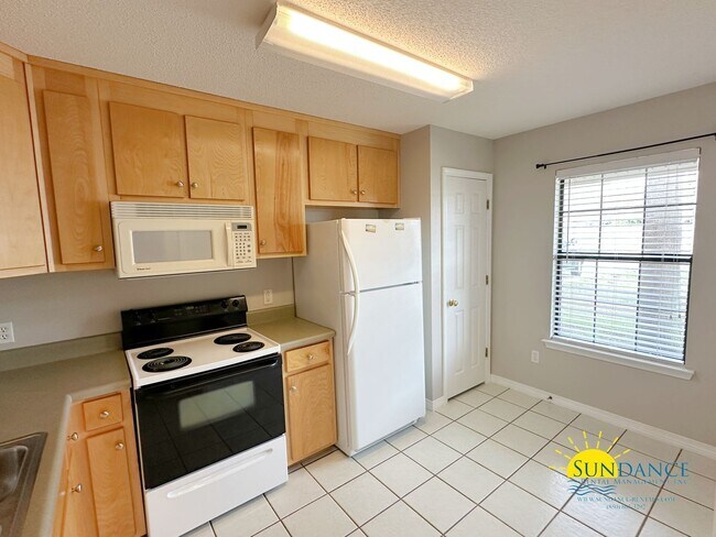 Building Photo - Lovely 2 Bedroom Duplex In Navarre