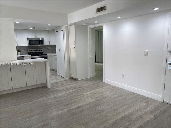 Photo - 911 E Ponce De Leon Boulevard 301, Coral Gables, FL 33134 - 3154 House