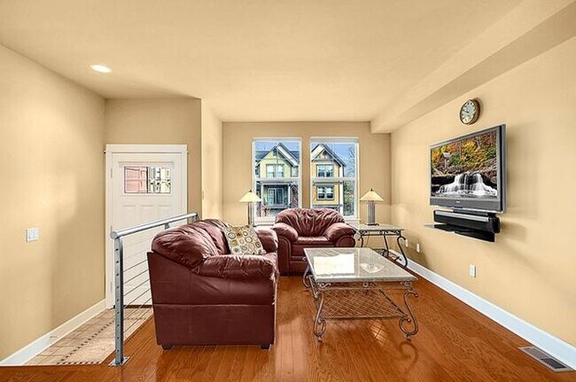 Building Photo - 2663 SW Sylvan Heights Dr