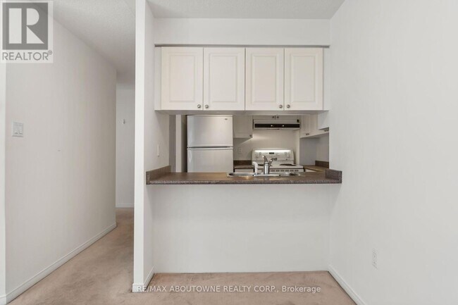 Photo du bâtiment - 887-887 Bay St.