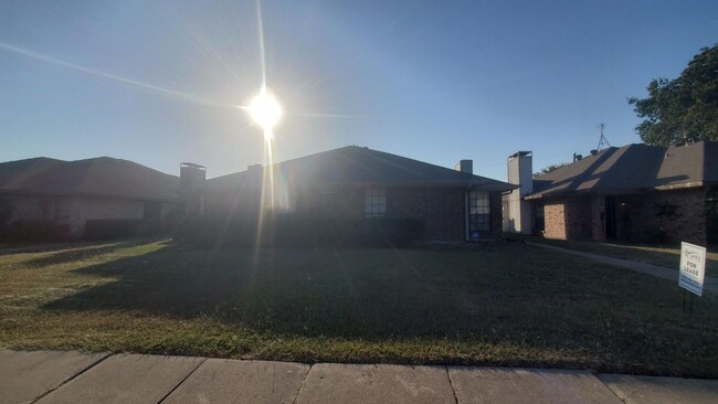 Building Photo - Move in ready Duplex!  Garland ISD