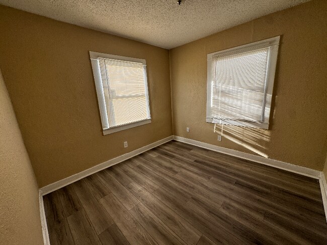 Building Photo - 536 W Marshall Blvd