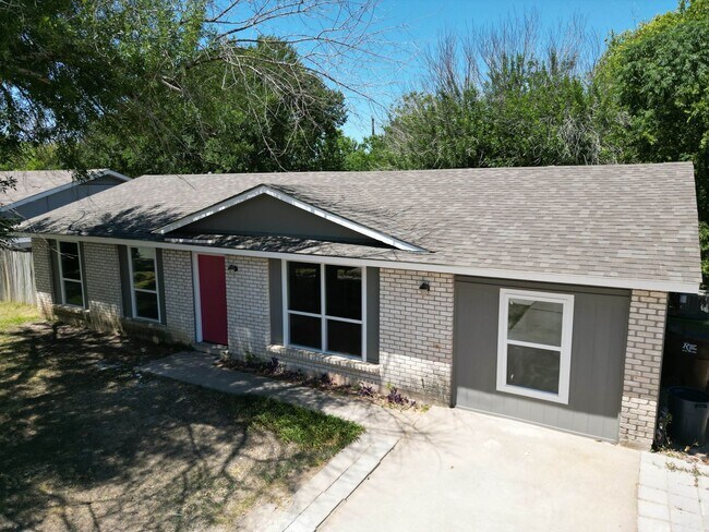 Foto del edificio - Spacious 5-Bedroom Home in a Great Neighborhood!
